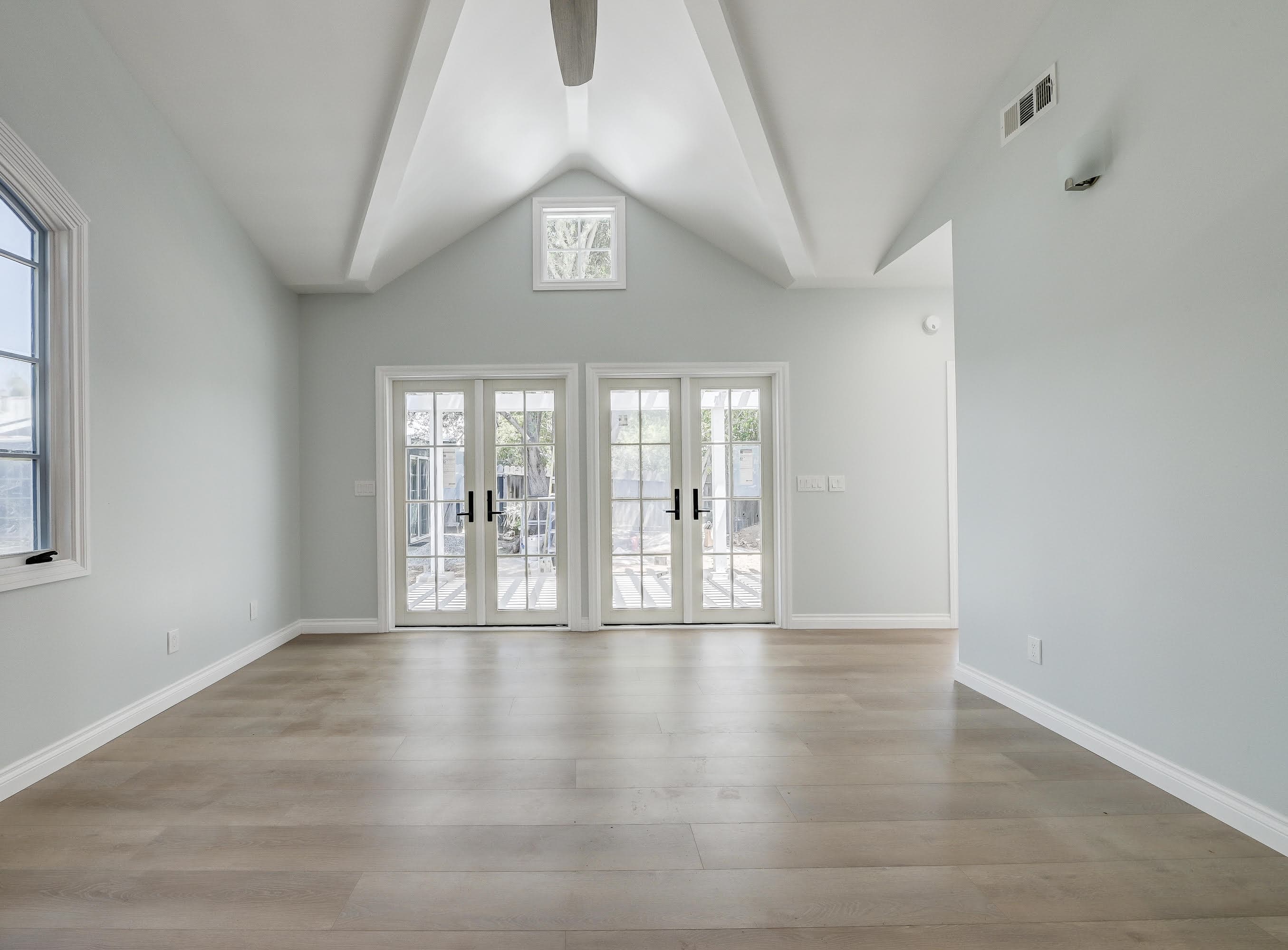 Grand vaulted ceiling living room in custom home built by Navarro's Custom Homes & ADUs